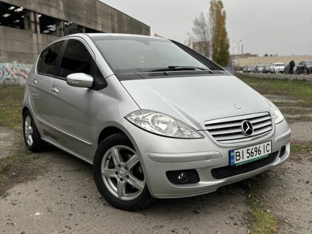 Серый Мерседес 200, объемом двигателя 2 л и пробегом 245 тыс. км за 5900 $, фото 1 на Automoto.ua
