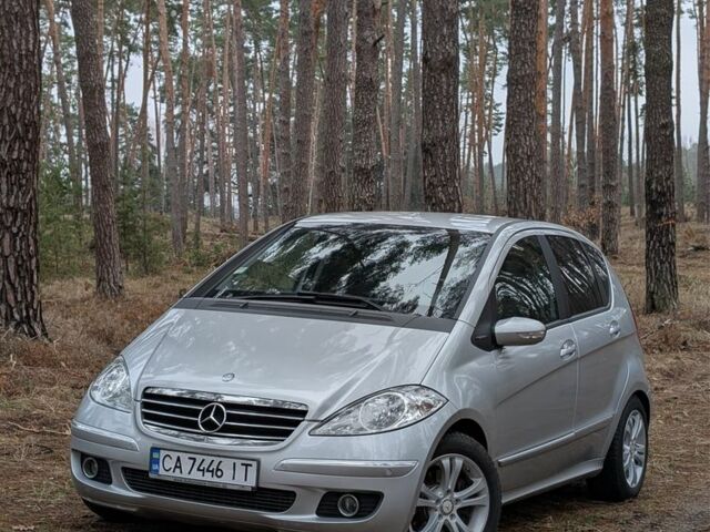 Сірий Мерседес 200, об'ємом двигуна 2 л та пробігом 302 тис. км за 4800 $, фото 1 на Automoto.ua