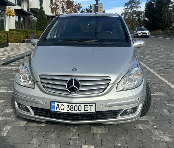Серый Мерседес 200, объемом двигателя 2 л и пробегом 275 тыс. км за 5500 $, фото 1 на Automoto.ua