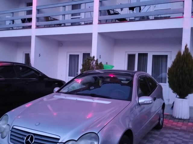 Серый Мерседес 200, объемом двигателя 2 л и пробегом 256 тыс. км за 5300 $, фото 1 на Automoto.ua