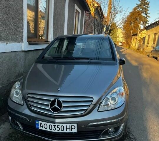 Серый Мерседес 200, объемом двигателя 2 л и пробегом 200 тыс. км за 7000 $, фото 1 на Automoto.ua