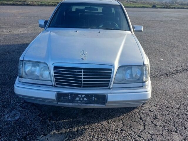 Серый Мерседес 200, объемом двигателя 2 л и пробегом 332 тыс. км за 3200 $, фото 1 на Automoto.ua