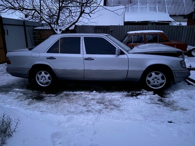 Серый Мерседес 200, объемом двигателя 2 л и пробегом 470 тыс. км за 1500 $, фото 1 на Automoto.ua