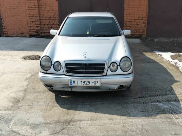 Серый Мерседес 200, объемом двигателя 2 л и пробегом 250 тыс. км за 3000 $, фото 1 на Automoto.ua