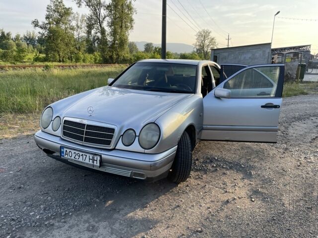 Серый Мерседес 200, объемом двигателя 2 л и пробегом 236 тыс. км за 1850 $, фото 1 на Automoto.ua
