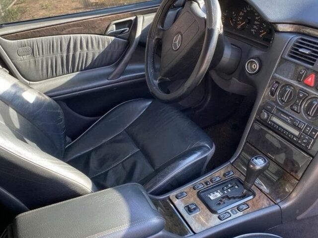 Серый Мерседес 200, объемом двигателя 2 л и пробегом 350 тыс. км за 3800 $, фото 1 на Automoto.ua