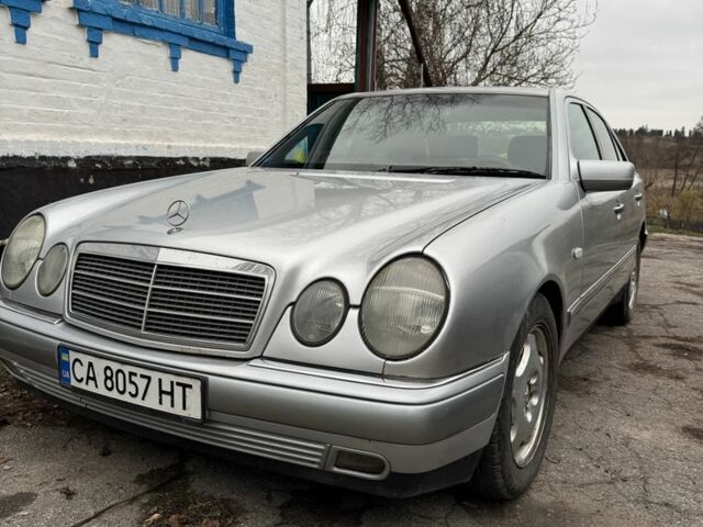 Серый Мерседес 200, объемом двигателя 2 л и пробегом 350 тыс. км за 3500 $, фото 1 на Automoto.ua