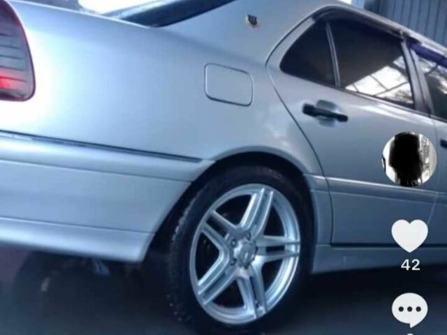 Сірий Мерседес 200, об'ємом двигуна 2 л та пробігом 345 тис. км за 3200 $, фото 1 на Automoto.ua