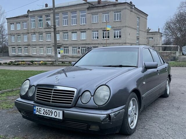 Серый Мерседес 200, объемом двигателя 2 л и пробегом 270 тыс. км за 3100 $, фото 1 на Automoto.ua