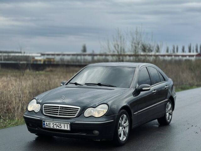 Сірий Мерседес 200, об'ємом двигуна 2 л та пробігом 100 тис. км за 3500 $, фото 1 на Automoto.ua