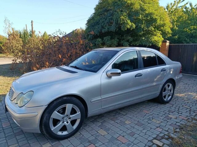 Серый Мерседес 200, объемом двигателя 2 л и пробегом 400 тыс. км за 4200 $, фото 1 на Automoto.ua