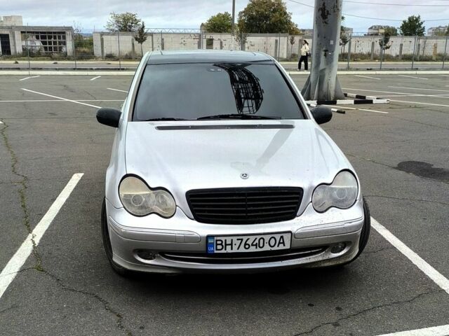 Сірий Мерседес 200, об'ємом двигуна 2 л та пробігом 330 тис. км за 3700 $, фото 1 на Automoto.ua