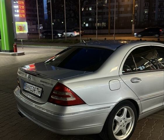 Сірий Мерседес 200, об'ємом двигуна 2 л та пробігом 300 тис. км за 4450 $, фото 1 на Automoto.ua