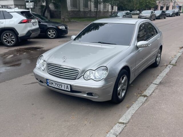 Сірий Мерседес 200, об'ємом двигуна 2 л та пробігом 300 тис. км за 3900 $, фото 1 на Automoto.ua