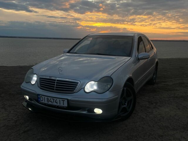 Серый Мерседес 200, объемом двигателя 2 л и пробегом 280 тыс. км за 4550 $, фото 1 на Automoto.ua