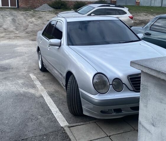 Сірий Мерседес 200, об'ємом двигуна 2 л та пробігом 450 тис. км за 4750 $, фото 1 на Automoto.ua