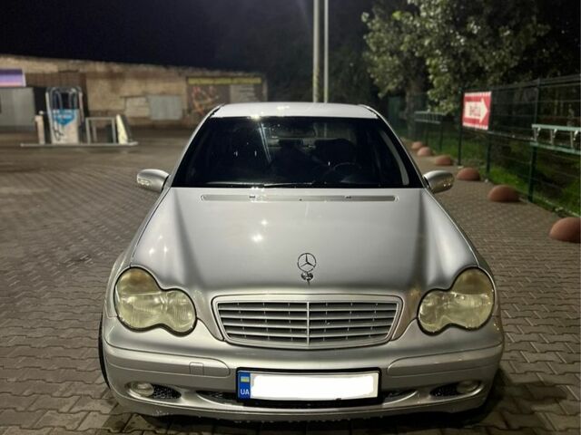 Сірий Мерседес 200, об'ємом двигуна 2.2 л та пробігом 320 тис. км за 2100 $, фото 1 на Automoto.ua