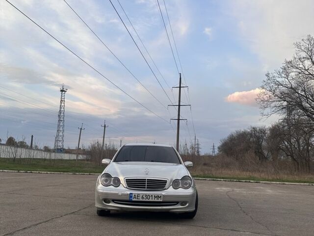 Серый Мерседес 200, объемом двигателя 2 л и пробегом 219 тыс. км за 4500 $, фото 1 на Automoto.ua