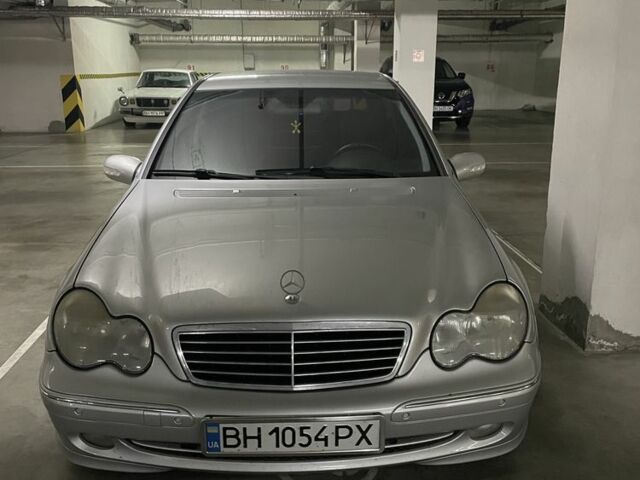 Серый Мерседес 200, объемом двигателя 2.1 л и пробегом 279 тыс. км за 4600 $, фото 1 на Automoto.ua