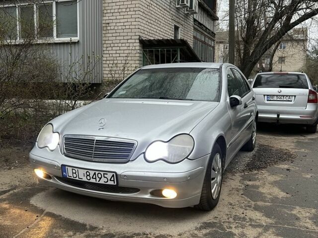 Серый Мерседес 200, объемом двигателя 2.2 л и пробегом 333 тыс. км за 2448 $, фото 1 на Automoto.ua