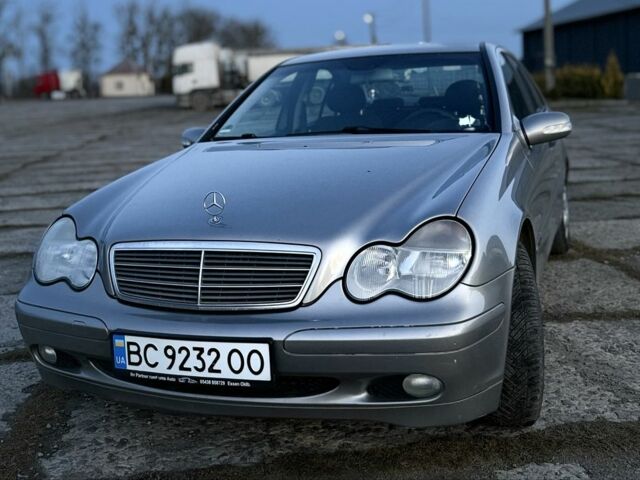 Серый Мерседес 200, объемом двигателя 2.1 л и пробегом 300 тыс. км за 4299 $, фото 1 на Automoto.ua