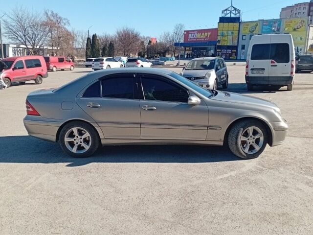 Серый Мерседес 200, объемом двигателя 1.8 л и пробегом 343 тыс. км за 7000 $, фото 1 на Automoto.ua