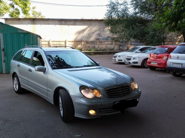 Серый Мерседес 200, объемом двигателя 2.2 л и пробегом 240 тыс. км за 4500 $, фото 1 на Automoto.ua