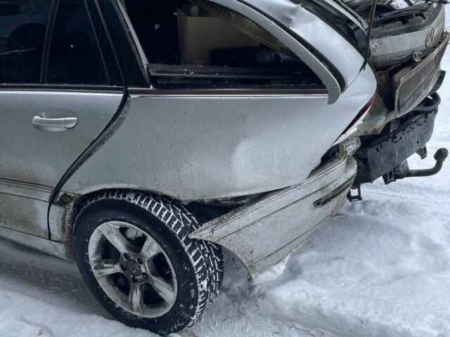 Сірий Мерседес 200, об'ємом двигуна 2.1 л та пробігом 250 тис. км за 2000 $, фото 1 на Automoto.ua