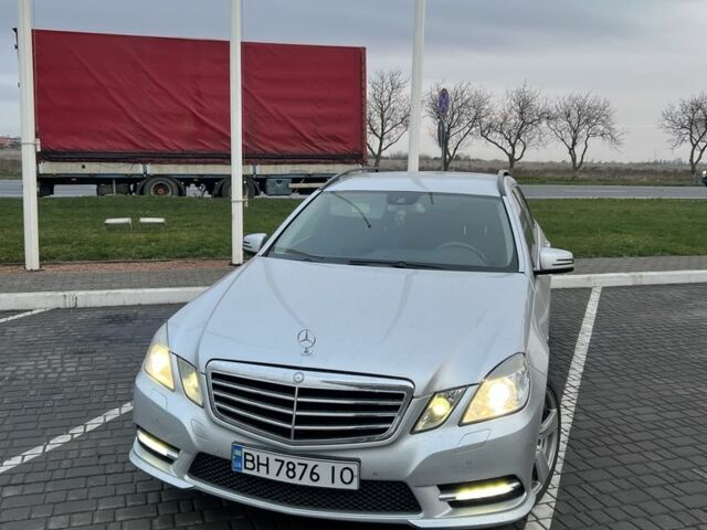 Сірий Мерседес 200, об'ємом двигуна 2.1 л та пробігом 280 тис. км за 11000 $, фото 1 на Automoto.ua