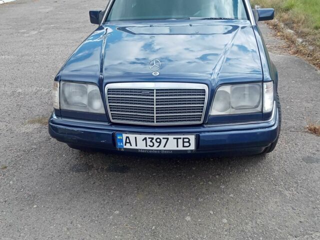 Синий Мерседес 200, объемом двигателя 2 л и пробегом 600 тыс. км за 2400 $, фото 1 на Automoto.ua