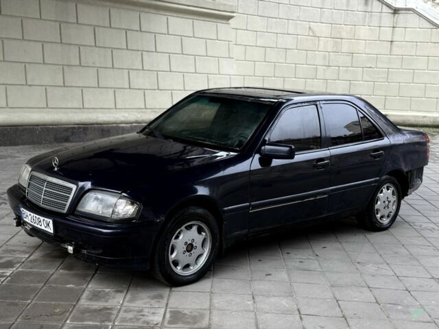 Синий Мерседес 200, объемом двигателя 1.8 л и пробегом 300 тыс. км за 1400 $, фото 1 на Automoto.ua