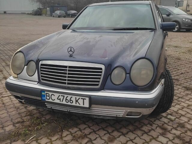 Синий Мерседес 200, объемом двигателя 2 л и пробегом 300 тыс. км за 1800 $, фото 1 на Automoto.ua