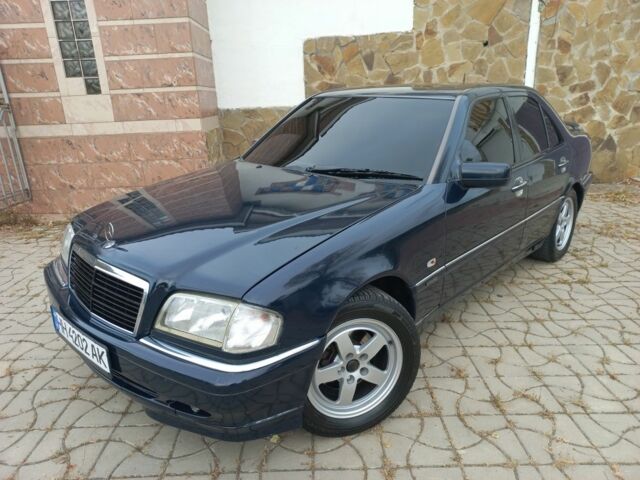 Синий Мерседес 200, объемом двигателя 2 л и пробегом 320 тыс. км за 3300 $, фото 1 на Automoto.ua
