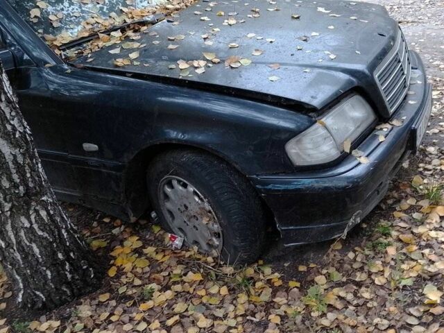 Синий Мерседес 200, объемом двигателя 1.8 л и пробегом 121 тыс. км за 650 $, фото 1 на Automoto.ua