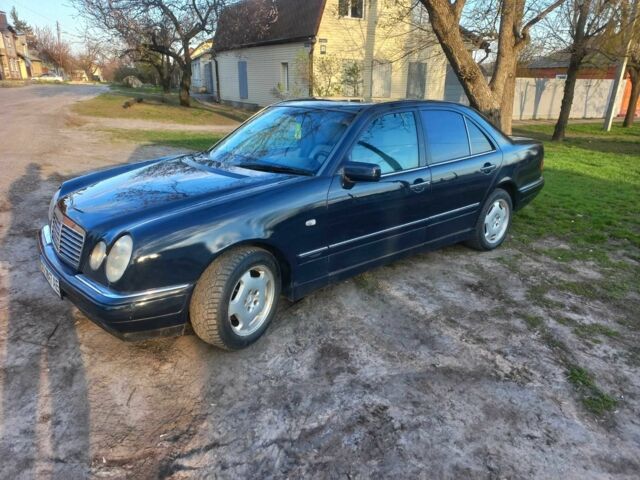 Синій Мерседес 200, об'ємом двигуна 2 л та пробігом 373 тис. км за 4350 $, фото 1 на Automoto.ua