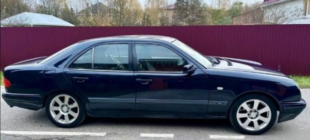 Синий Мерседес 200, объемом двигателя 2 л и пробегом 287 тыс. км за 2000 $, фото 1 на Automoto.ua