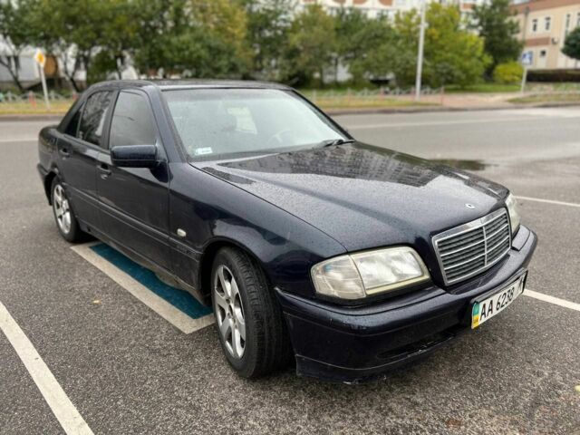 Синий Мерседес 200, объемом двигателя 0 л и пробегом 300 тыс. км за 2400 $, фото 1 на Automoto.ua