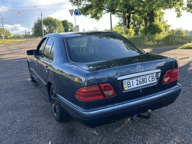 Синий Мерседес 200, объемом двигателя 2 л и пробегом 500 тыс. км за 2900 $, фото 1 на Automoto.ua