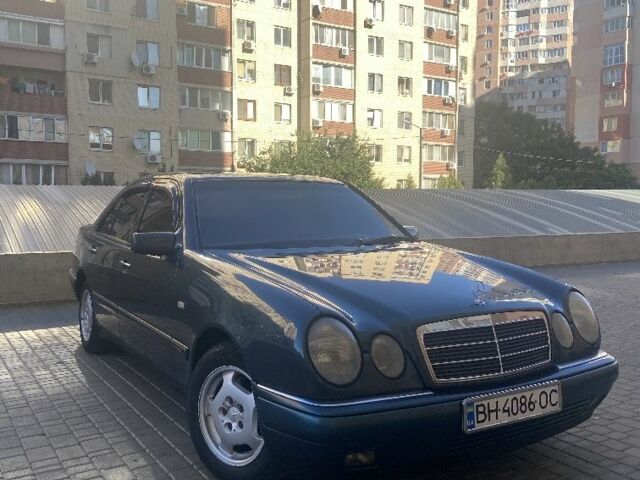 Синий Мерседес 200, объемом двигателя 2 л и пробегом 348 тыс. км за 3900 $, фото 1 на Automoto.ua