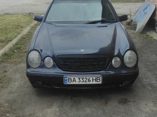 Синий Мерседес 200, объемом двигателя 2 л и пробегом 340 тыс. км за 3500 $, фото 1 на Automoto.ua