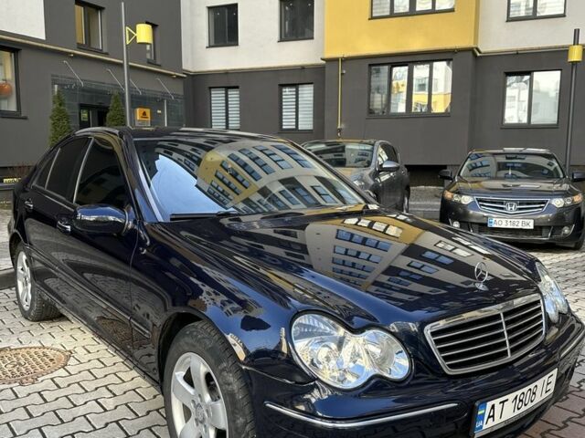 Синий Мерседес 200, объемом двигателя 2 л и пробегом 255 тыс. км за 3999 $, фото 1 на Automoto.ua