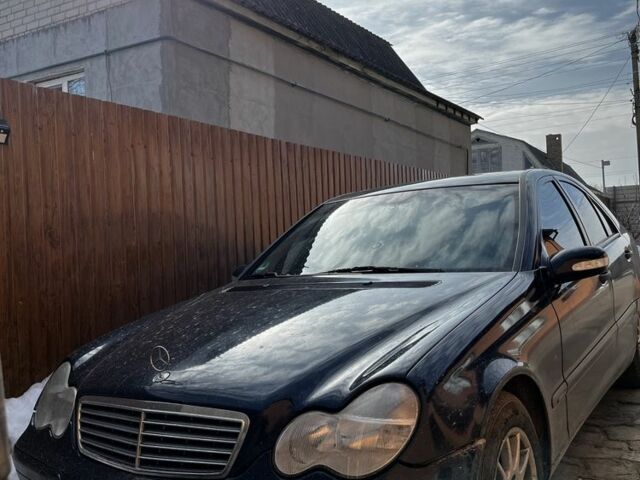 Синий Мерседес 200, объемом двигателя 2 л и пробегом 432 тыс. км за 4300 $, фото 1 на Automoto.ua