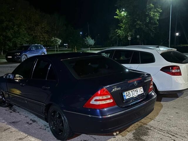Синий Мерседес 200, объемом двигателя 2 л и пробегом 230 тыс. км за 3200 $, фото 1 на Automoto.ua