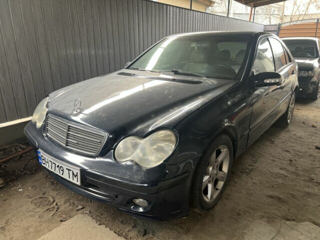 Синий Мерседес 200, объемом двигателя 2 л и пробегом 301 тыс. км за 2600 $, фото 1 на Automoto.ua