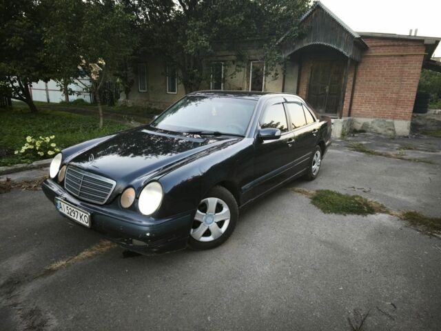 Синій Мерседес 200, об'ємом двигуна 2.1 л та пробігом 500 тис. км за 2750 $, фото 1 на Automoto.ua