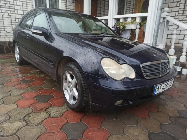 Синий Мерседес 200, объемом двигателя 2 л и пробегом 293 тыс. км за 3050 $, фото 1 на Automoto.ua