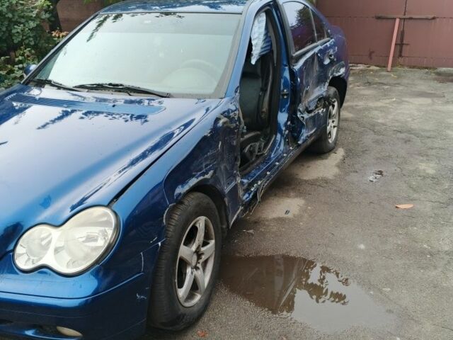 Синій Мерседес 200, об'ємом двигуна 1.8 л та пробігом 270 тис. км за 3000 $, фото 1 на Automoto.ua