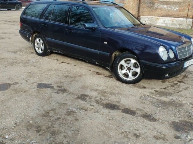 Синий Мерседес 200, объемом двигателя 2 л и пробегом 350 тыс. км за 3500 $, фото 1 на Automoto.ua
