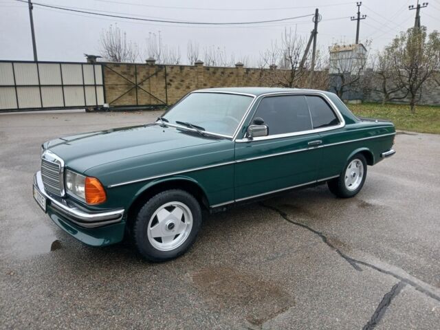 Зеленый Мерседес 200, объемом двигателя 2.2 л и пробегом 300 тыс. км за 28500 $, фото 1 на Automoto.ua