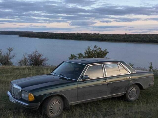 Зеленый Мерседес 200, объемом двигателя 2 л и пробегом 300 тыс. км за 2500 $, фото 1 на Automoto.ua